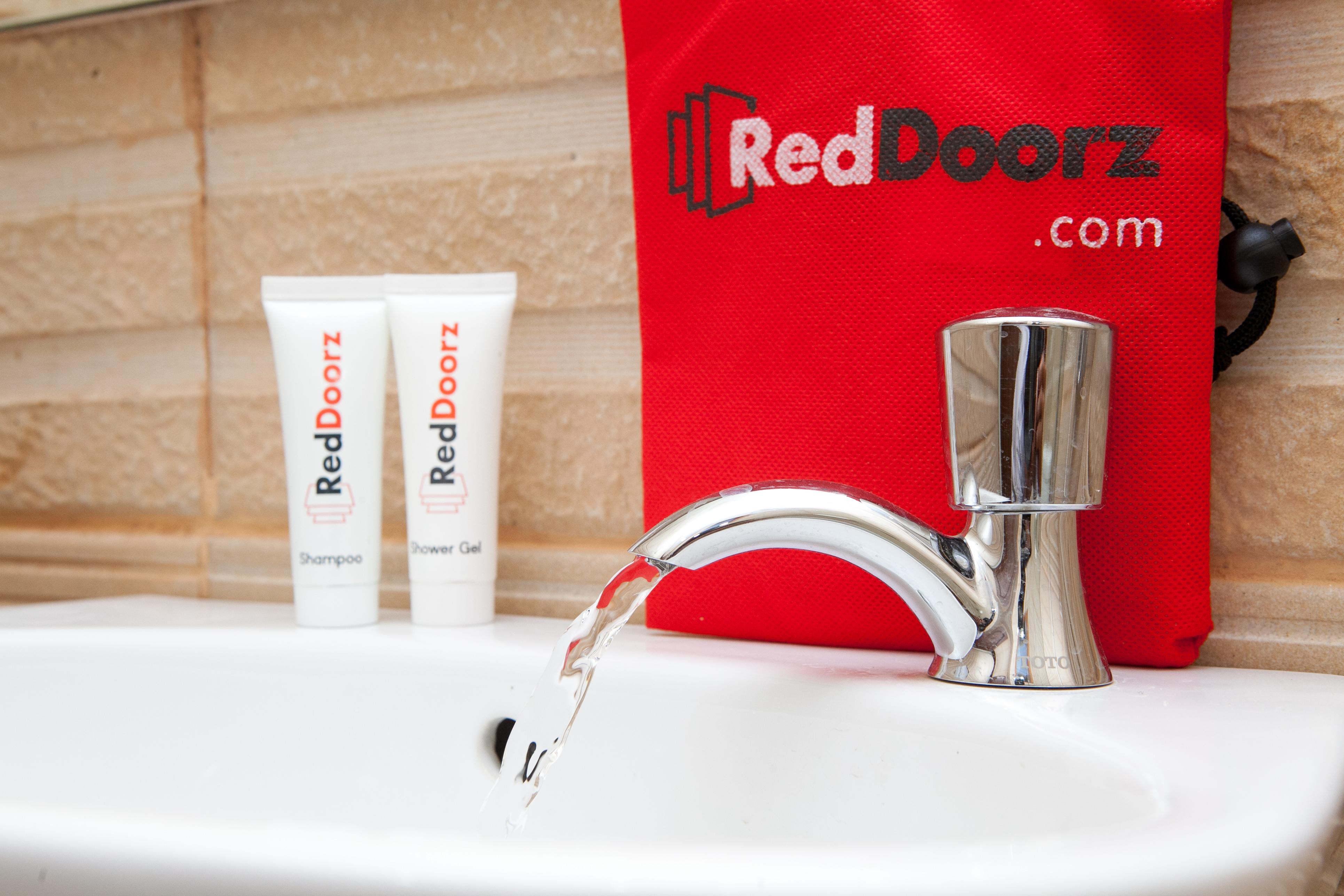 Reddoorz Plus Near Pasundan University Bandung Bagian luar foto